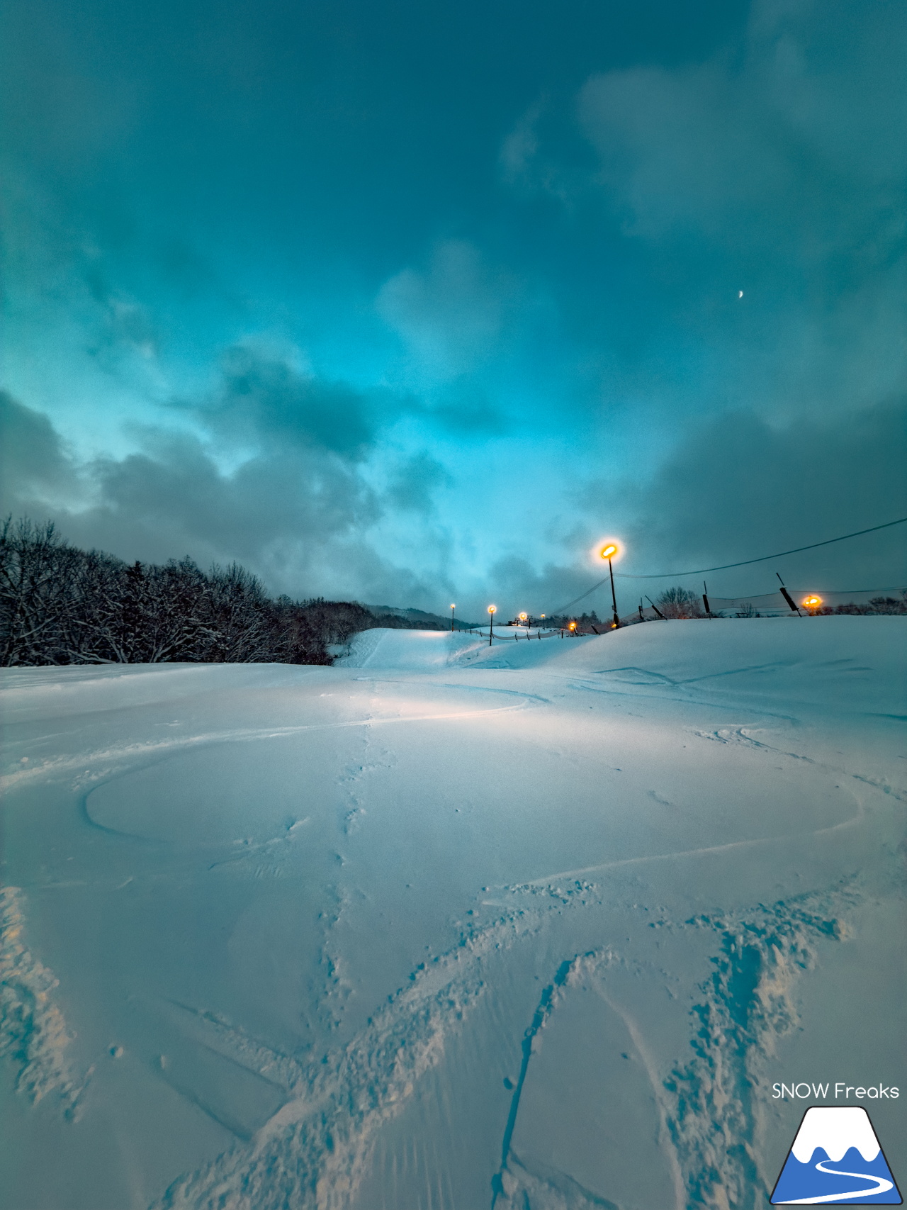 音威富士スキー場｜気が付けばナイター照明が灯り、夕暮れ滑走。プライベート感覚で滑れる道北のローカルゲレンデ！